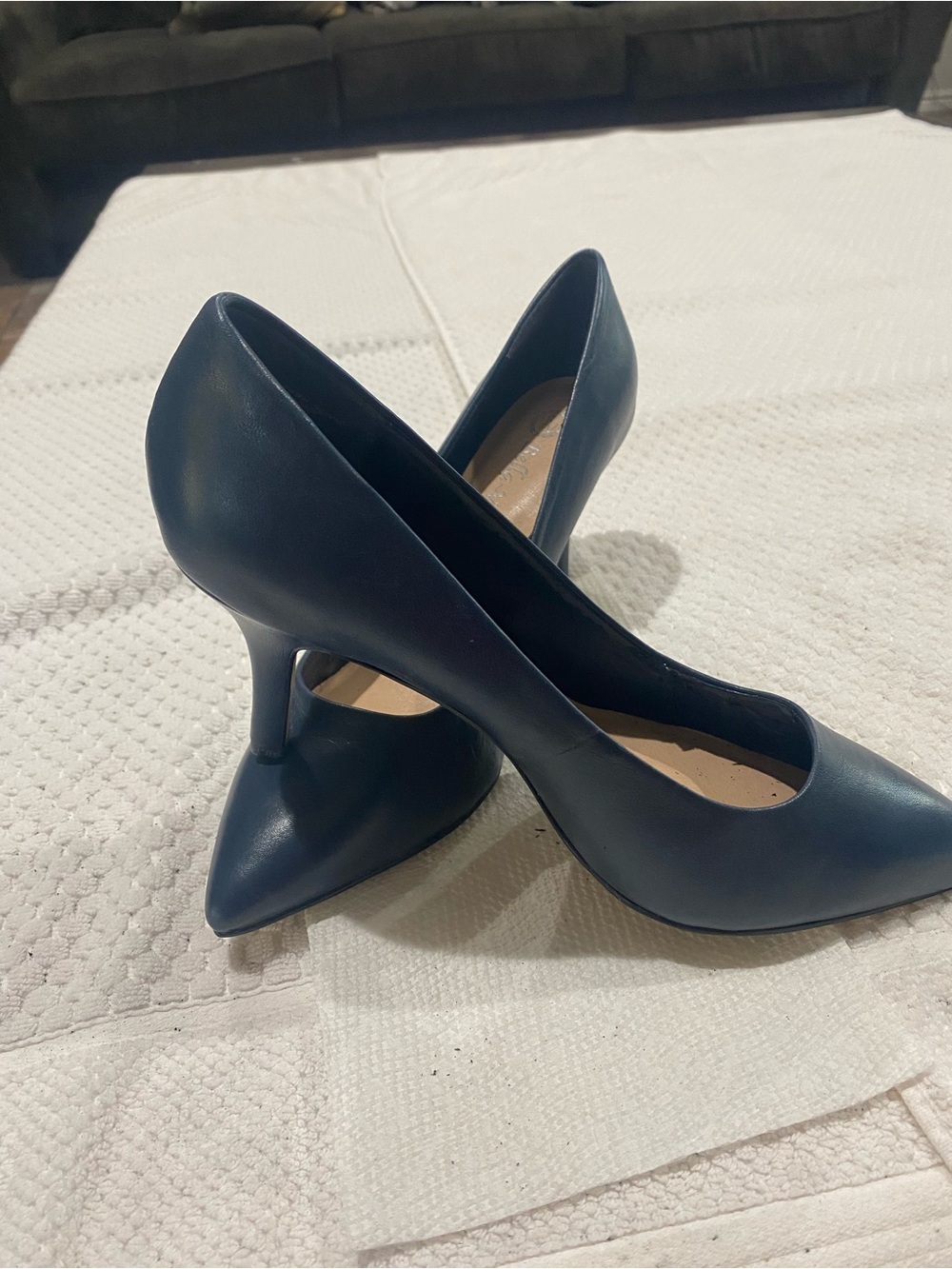 Bella Vita Navy Pointed-Toe Mid-Heel Pumps